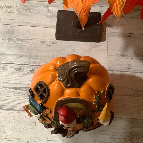 Resin Pumpkin LED With 4 Gnomes Climbing Grape Vine - Picture 6 of 9